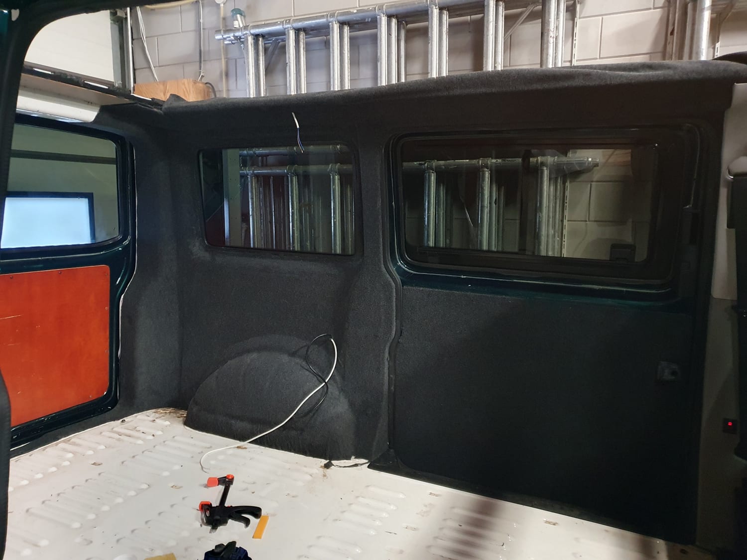 Camperbus in aanbouw in de werkplaats van Bencampers