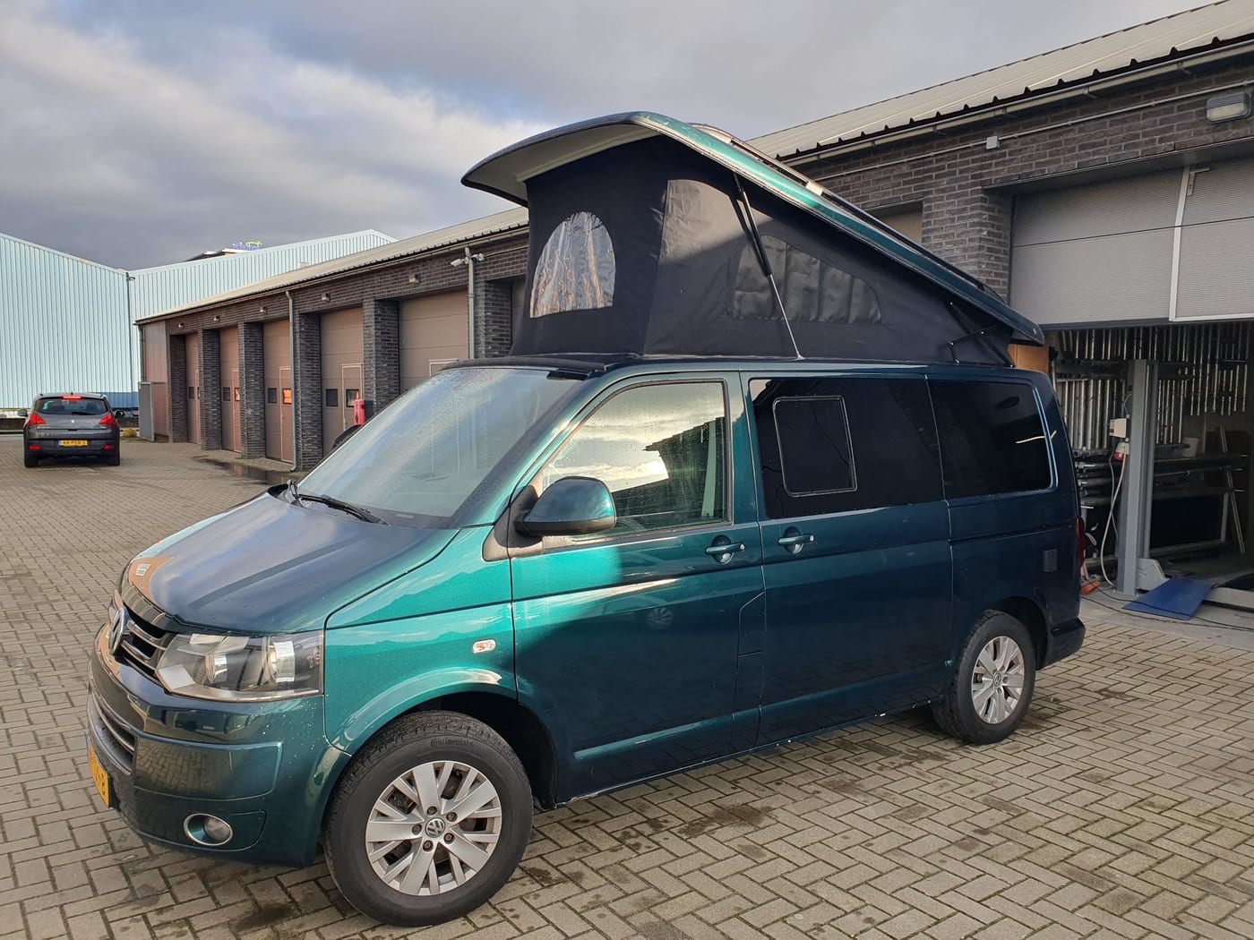 Verkochte Volkswagen T6.1 buscamper in two-tone uitvoering uit het archief van Bencampers