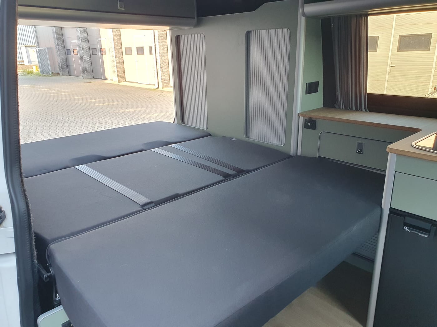 Detail van de afwerking en meubelen in een Bencampers ombouw