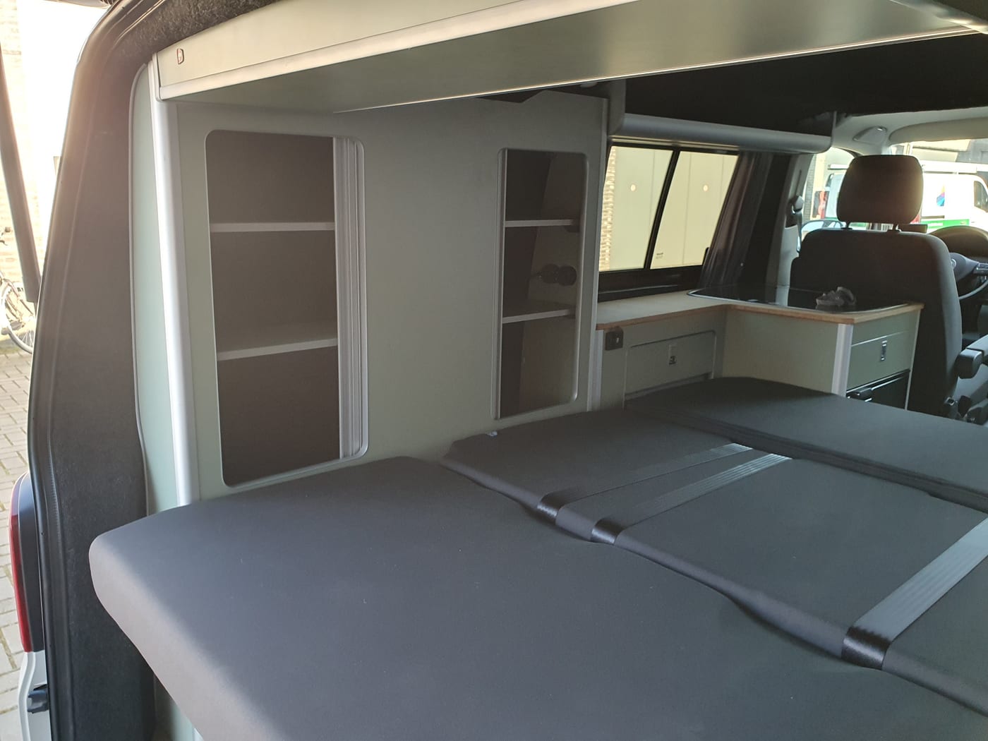 Camperinterieur met sfeervolle ledverlichting en strakke afwerking