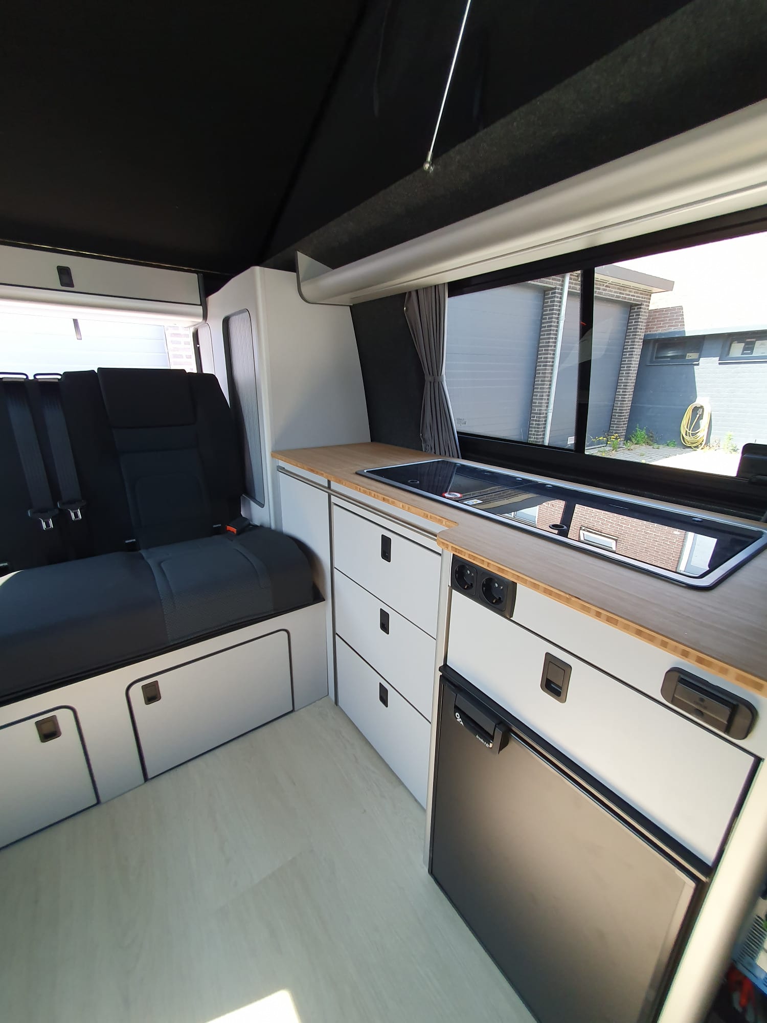 Camperinterieur met kleur- en materiaalkeuzes van retro tot modern